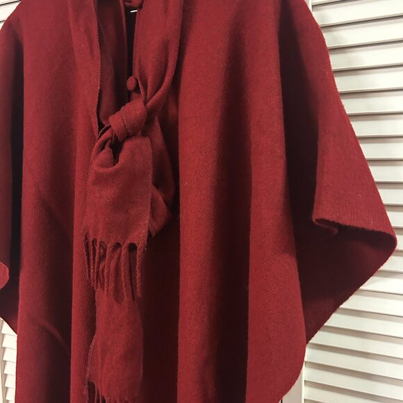 New. 100% Wool Poncho/Cape with Scarf: One Size - Picture 7 of 13
